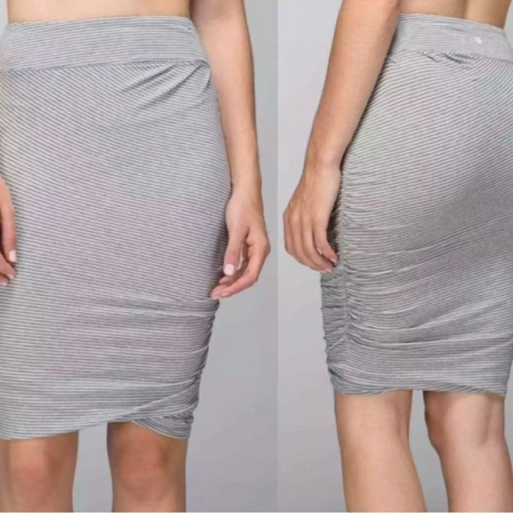 Lululemon Anytime Skirt VITASEA Size 6
Hyper Stripe Medium Grey Ghost